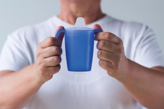 Lekki kubek asystujący z dwoma uchwytami + dedykowany ustnik (kryształowa biel)